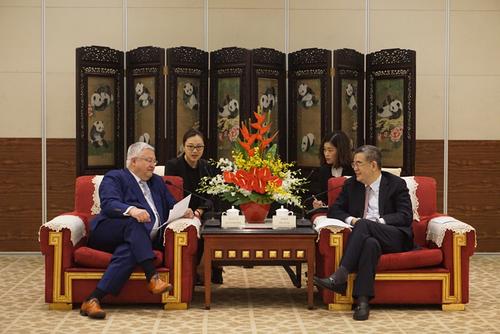 中國(guó)僑網(wǎng)朱鶴新副省長(zhǎng)在蓉會(huì)見(jiàn)范昂日爾一行