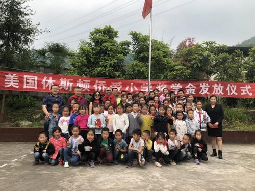 中國僑網肖世紅副會長一行與學校師生合影留念。