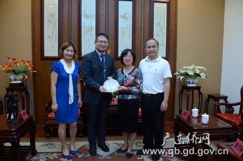 中國僑網(wǎng)廣東省僑辦副主任黎靜(右二)與鄭志堅(jiān)會長(左二)合影