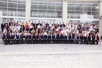 中國僑網(wǎng)與會人員合影留念。深圳僑報記者 謝青蕓 攝