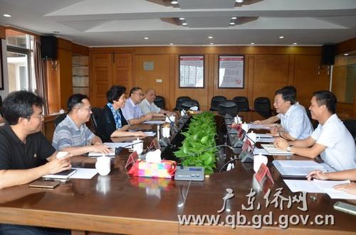 中國僑網(wǎng)廣東省僑辦主任龐國梅(左三)等與云浮市副市長施東紅(右二)一行座談交流。