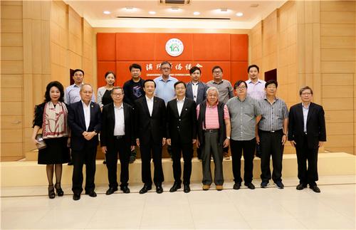 中國僑網(wǎng)與會人員合影