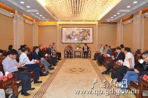 中國(guó)僑網(wǎng)龐國(guó)梅主任會(huì)見(jiàn)部分會(huì)議代表