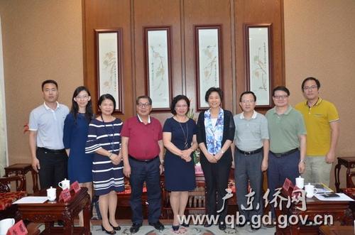 中國僑網(wǎng)合影留念