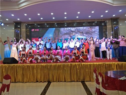 中國僑網(wǎng)合影