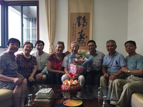 中國(guó)僑網(wǎng)合影。