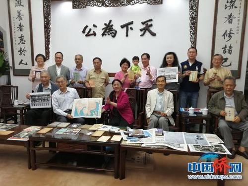 中國(guó)僑網(wǎng)旅美華人招思虹向廣東省立中山圖書(shū)館捐贈(zèng)珍貴文獻(xiàn)資料 郭軍 攝