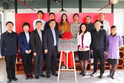 中國僑網(wǎng)合影。