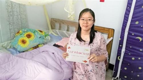 中國僑網(wǎng)“90后”臺山“孝女”陳鳳英收到廣東省“關(guān)愛好人”慰問金