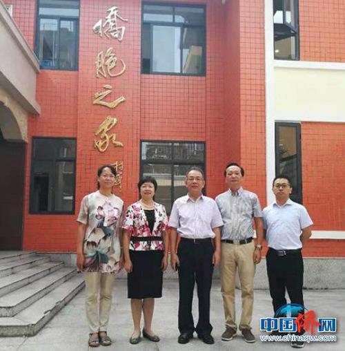 中國(guó)僑網(wǎng)翁小杰副主席(中)調(diào)研新羅區(qū)僑聯(lián)?!∏癯珊!z