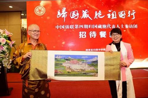 中國(guó)僑網(wǎng)參訪團(tuán)向省僑聯(lián)贈(zèng)送禮品(圖片來源:湖南省僑聯(lián)網(wǎng)站)