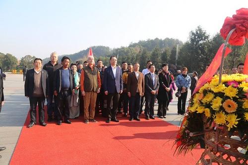 中國僑網(wǎng)海外歸國藏胞代表人士參訪團一行向偉大領袖毛澤東敬獻花籃(圖片來源:湖南省僑聯(lián)網(wǎng)站)