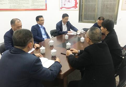 中國僑網(wǎng)驗(yàn)收組聽取工作匯報(bào)(圖片來源:福建省僑聯(lián)網(wǎng)站)