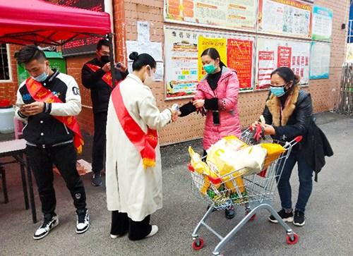 中國(guó)僑網(wǎng)圖為測(cè)量體溫。