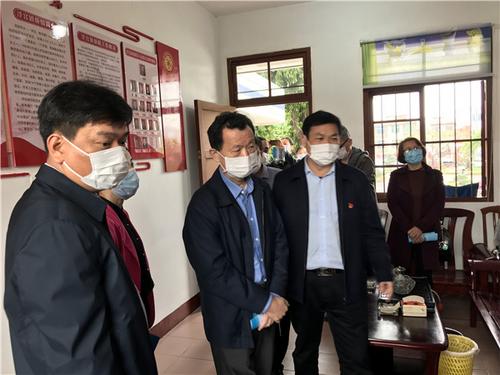 中國僑網(wǎng)調(diào)研組在龍海浮宮鎮(zhèn)僑聯(lián)調(diào)研(圖片來源:福建省僑聯(lián)網(wǎng)站)