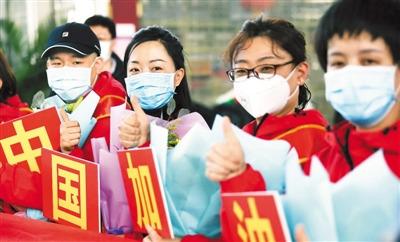 中國僑網(wǎng)王春燕(左二)和她的援鄂醫(yī)療隊同事。(《人民日報海外版》/受訪者供圖)