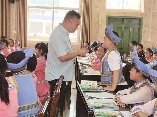 中國(guó)僑網(wǎng)鐘雄在公開課上與同學(xué)互動(dòng)。深圳僑報(bào)記者 謝青蕓 攝