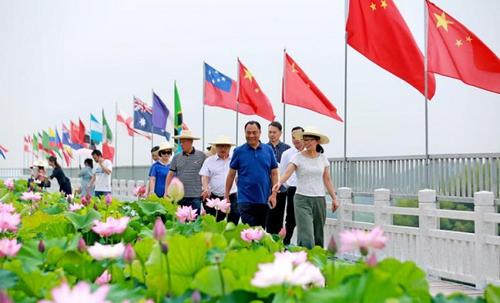 中國(guó)僑網(wǎng)黃芳調(diào)研僑界脫貧攻堅(jiān)典型—隆回縣向家村。