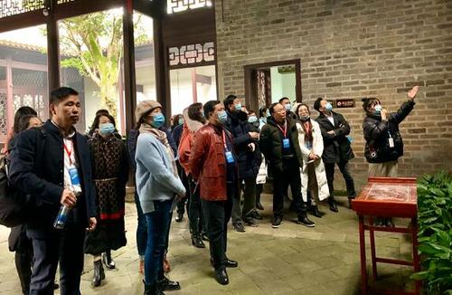 中國僑網(wǎng)海外嘉賓考察屈子文化園(圖片來源:湖南省僑聯(lián)網(wǎng)站)