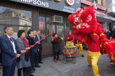 中國僑網(wǎng)舞獅迎接章啟月總領(lǐng)事