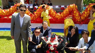 中國僑網薛總領事與嘉賓為龍舟節(jié)醒獅點睛