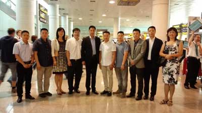 湯恒總領事與僑領代表在機場合影