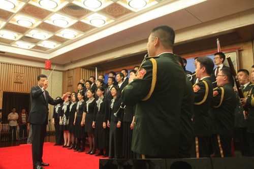 使館館員與軍樂團(tuán)共同表演