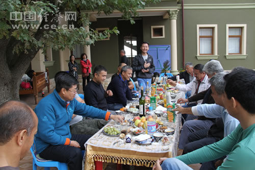 新華社烏記者沙達提獻歌一首。(李垂發(fā)