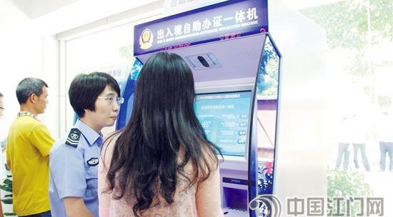 工作人員向前來體驗(yàn)的群眾講解自助柜員機(jī)使用方法。(李楠楠