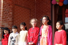 華文學校學生表演詩朗誦