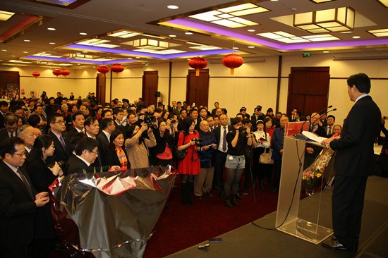 旅法僑胞認(rèn)真聽取翟雋大使介紹國內(nèi)經(jīng)濟(jì)發(fā)展情況。(《歐洲時報》/黃冠杰