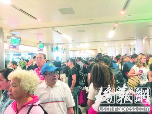 外國游客落地美國洛杉磯國際機(jī)場(chǎng)大排長(zhǎng)龍等待入境申報(bào)。(美國《僑報(bào)》/郭劍