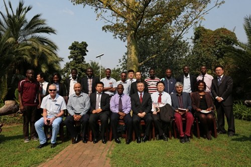 (新聞發(fā)布會(huì)合影)