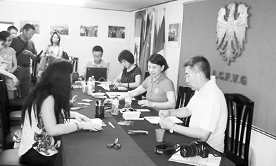 中國駐意大利大使館領(lǐng)事部在遠(yuǎn)離羅馬900多公里的特區(qū)烏迪內(nèi)現(xiàn)場辦公。