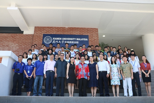 黃惠康與分校教職員工、學(xué)生代表合影