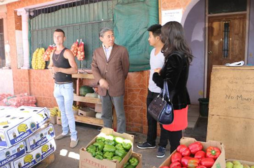 中國僑網(wǎng)康勇夫婦走訪商鋪