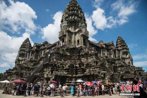 中國(guó)僑網(wǎng)資料圖:柬埔寨暹粒著名景點(diǎn)小吳哥窟迎來眾多游客 中新社記者 洪堅(jiān)鵬 攝