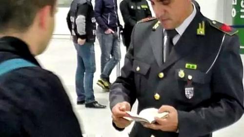 中國(guó)僑網(wǎng)意大利機(jī)場(chǎng)海關(guān)檢查過往旅客。(意大利歐聯(lián)網(wǎng) 資料圖)