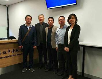 中國(guó)僑網(wǎng)駐阿德萊德總領(lǐng)館代總領(lǐng)事梅運(yùn)才走訪阿德萊德中國(guó)簽證申請(qǐng)服務(wù)中心。