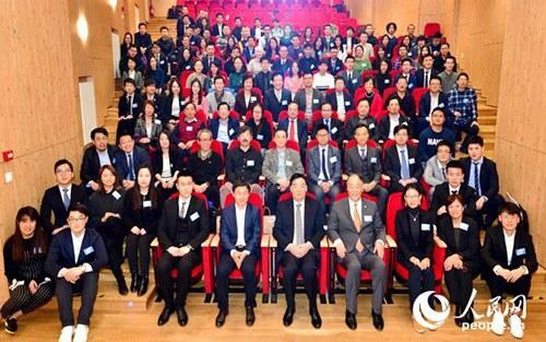 中國僑網(wǎng)翟雋大使與全體與會(huì)代表合影