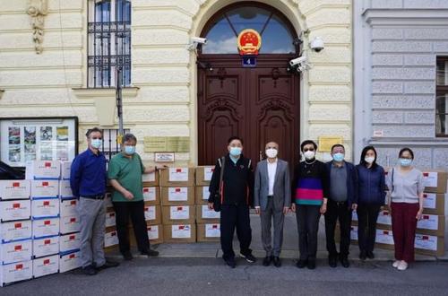 中國僑網(wǎng)李曉駟大使與旅奧僑胞代表合影(圖片來源:中國駐奧地利大使館微信公眾號)