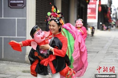 中國僑網(wǎng)當?shù)鼐用癖硌荨暗毓适隆薄V行戮W(wǎng)記者 楊華峰 攝