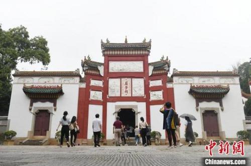 中國(guó)僑網(wǎng)華媒走進(jìn)屈子祠。中新網(wǎng)記者 楊華峰 攝