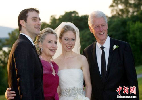 克林頓愛女披王薇薇設(shè)計的婚紗出嫁