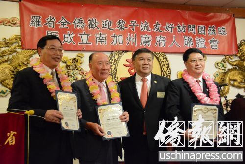 阿罕布拉市長(zhǎng)沈時(shí)康(左3)為黎子流(左2)一行頒發(fā)榮譽(yù)證書(shū)。(美國(guó)《僑報(bào)》/夏嘉