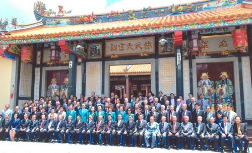 林氏總會(huì)27屆會(huì)長(zhǎng)會(huì)諸首長(zhǎng)和貴賓及全體理事在大宗祠合影留念。(泰國(guó)《京華中原聯(lián)合日?qǐng)?bào)》)