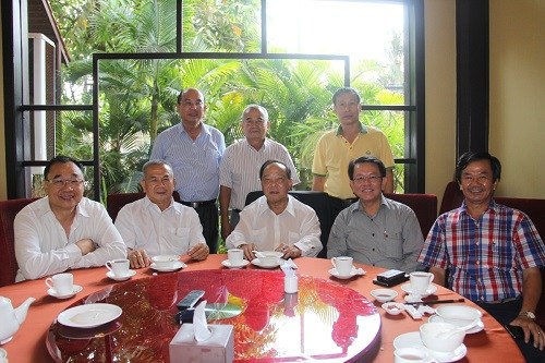 任瑞生和黃瀚平支持廣肇擴建校舍。(柬埔寨《星洲日報》)