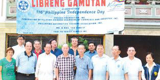 諸位領(lǐng)導(dǎo)出席義診合影。(菲律賓《商報(bào)》)