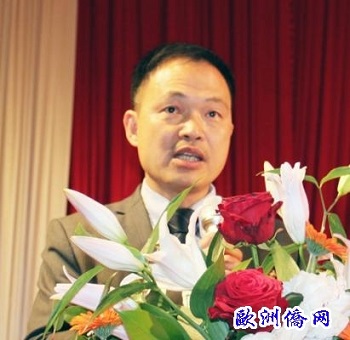 上屆會長周月高作會務(wù)總結(jié)報告。(意大利《歐洲僑報》)