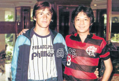 1986年墨西哥世界杯上與巴西的鄧加合照。(馬來西亞《中國(guó)報(bào)》/Stanley